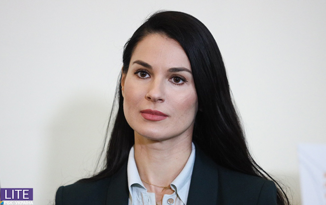 Маша Єфросиніна показала стриманий діловий образ в синіх тонах на виставці &quot;16 днів проти гендерного насильства&quot;